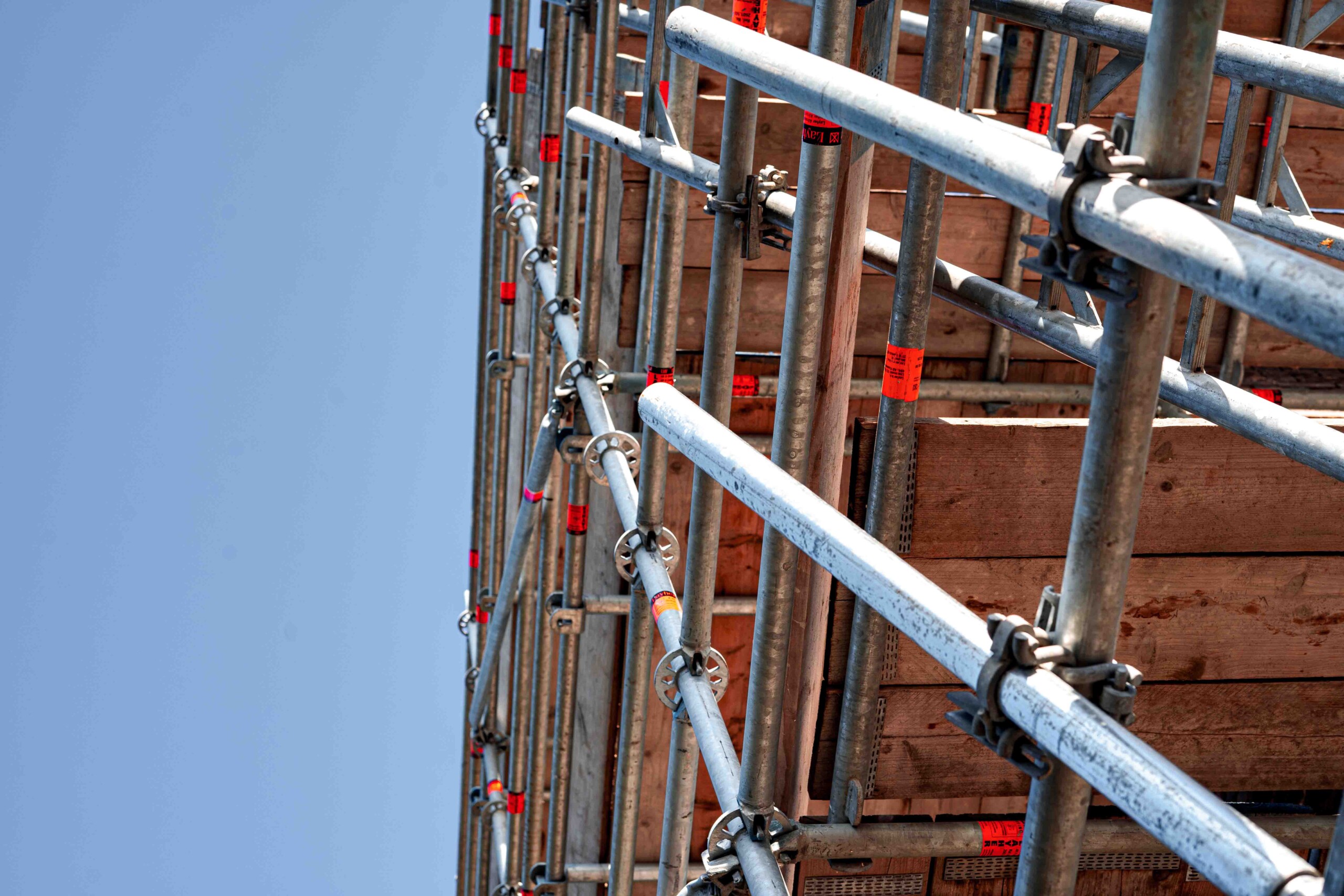 Metselsteiger in Almere Nieuwbouw woning Project Tulp II in de steigers door KPS Steigerbouw 3